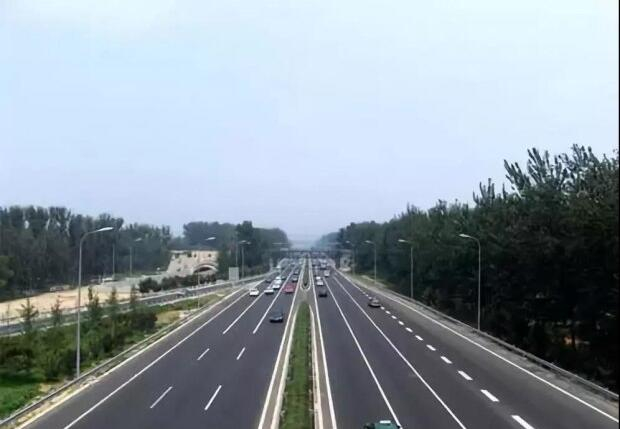 間斷性踩油門的操作，能讓我們?cè)谛旭倳r(shí)省油嗎？